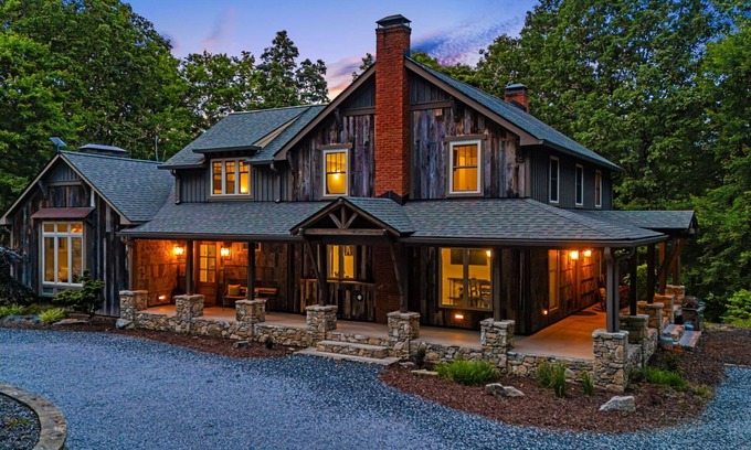 Hendersonville Casa | Bear Hug Retreat | Hot Tub, Fire Pit & Guesthouse + Biltmore Pass🔥