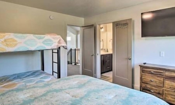 Fish Haven Casa | Bear Lake Beach Front! Sleeps 46