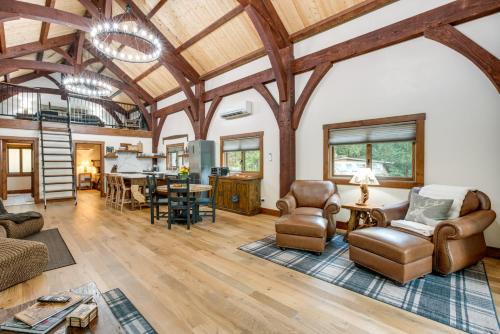 Sutter Creek Casa | Bear Lodge Waterfront Cabin with Level 2 EV Charger