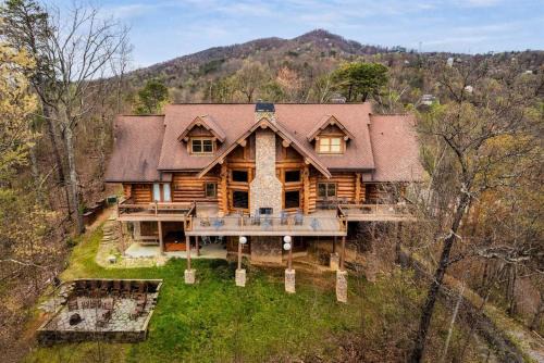 Gatlinburg Chalet De Esquí | Bear Paw - 7 bed, 8ba, Sleeps 22, Location, 3 Clubhouse Pools, Hot tub