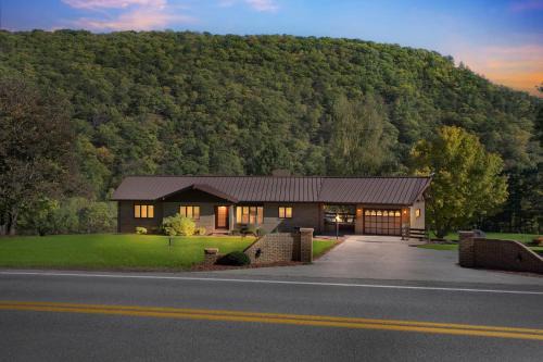 Cabins Casa | Bear Paw Cottage- 12 mins to Seneca Rocks cottage