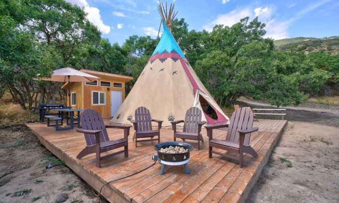 Mount Pleasant Alquiler De RV | Bear Paw Den · Glamping Teepee w/King Bed sleeps 4 w/private pond