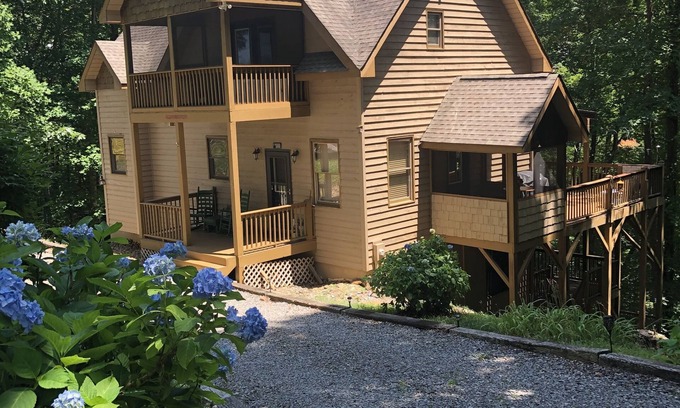 Unaka Cabina | Bear Paw Resort ,high speed internet , gas fireplace,firepit ,sleeps 8