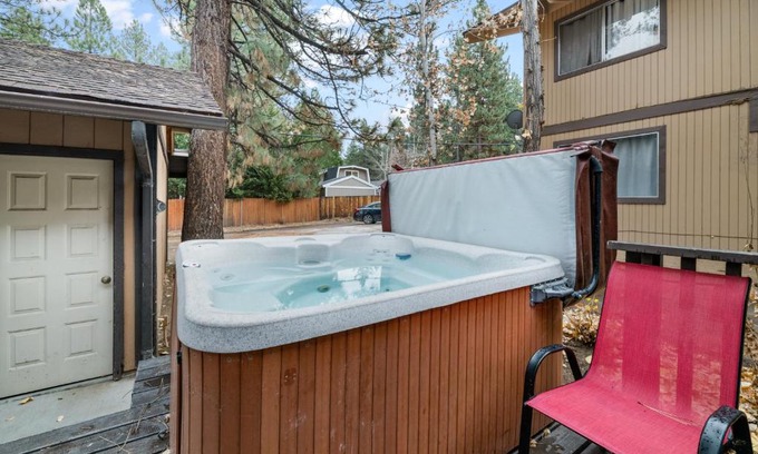 Summit Estates Casa | Bear Retreat - Modern location within walking distance to Snow Summit with a private hot tub!