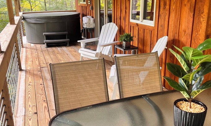 Campton Cabina | Bear Ridge Bungalow in RRG/Hot Tub/Pet Friendly/Hi Speed WiFi