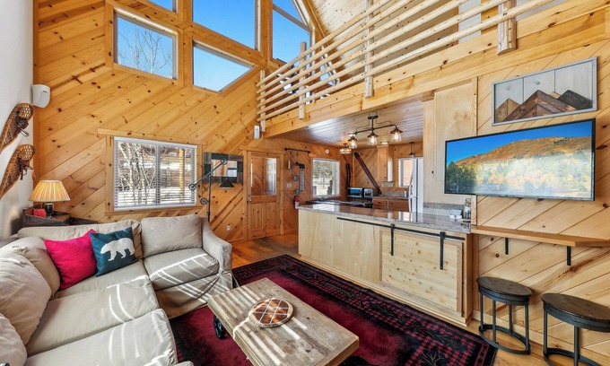 Mountain View Estates Casa | Bear Ridge Cabin: Hot Tub, BBQ, Quiet