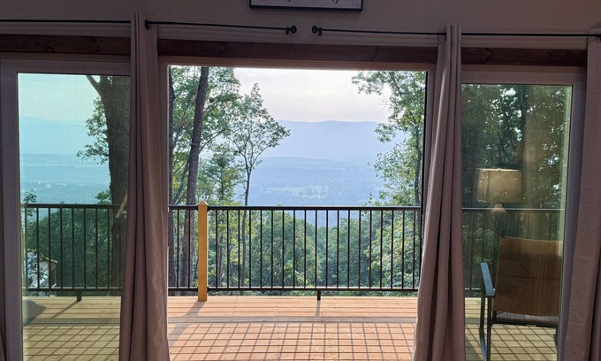 Rileyville Casa | Bear Ridge Cabin-Views & Hot tub