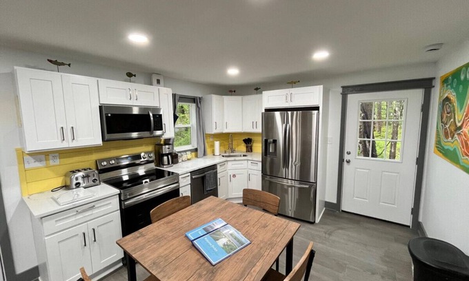 Hawley Casa | Bear Run Bungalow|Kayaks|Hot Tub|Fireplace|Central
