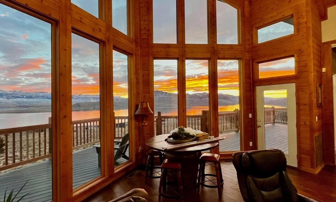 Cody Casa | Bear's Den of Cody- mountain and lake views