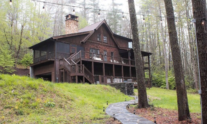 Sapphire Casa | BEAR'S DEN - Spacious mountain home on river game room & fire pit in Burlingame