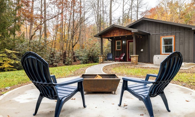 Brevard Cabina | Bear’s Place by AvantStay | Cozy Mountain Cabin in Brevard + Firepit