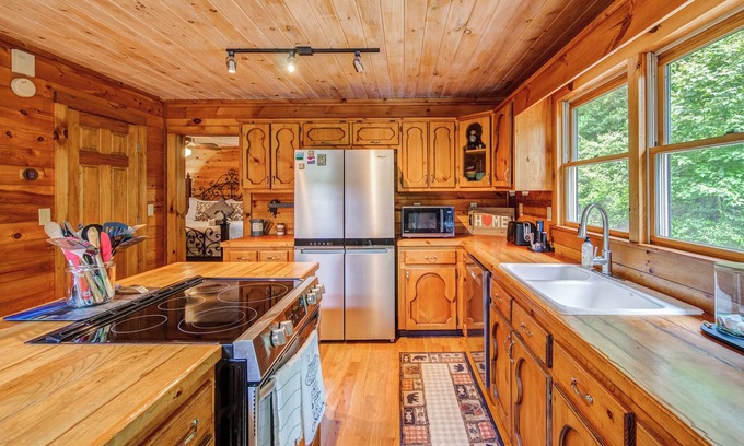 Foxfire Estates Cabina | Bear Track Falls Retreat Mtn. Getaway!