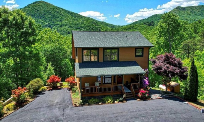 Hiawassee Cabina | Bear Valley Retreat | Cozy and Private Cabin near Lake Chatuge | Dog Friendly