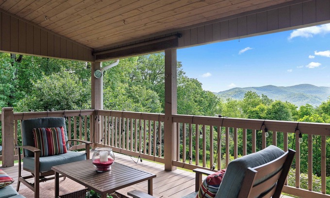 Lake Sequoyah Cabina | Bear View Cabin | Historic Highlands with Beautiful Mountain Views