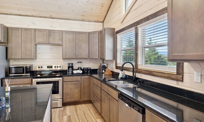 Sevierville Cabina | Bear View Estate 2 Bedroom Cabin by RedAwning