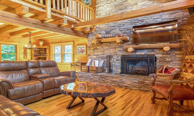 Waynesville Cabina | Bear Way to Heaven in Smoky Mountain Retreat Gated Community