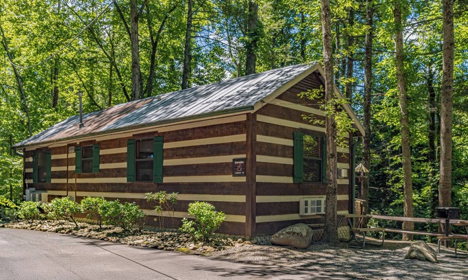 Gatlinburg Cabina | Bearadise: Beautiful Stream-Side Cabin Only Minutes from Gatlinburg Strip