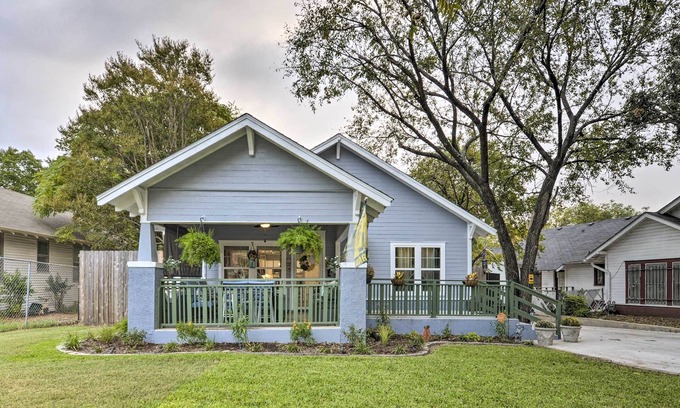 Waco Cabaña | ¡NUEVO! Cottage w / Porche ~ 3 Mi a la Universidad de Baylor!