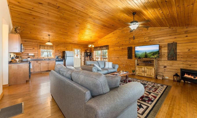 Hendersonville Cabina | Bearadise Log Cabin | 2 Bed, 2 Bath