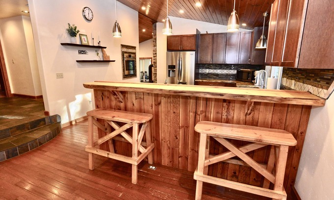 McCall Casa | Bearadise - Pet friendly - Walk to Downtown McCall - Hot Tub - WiFi - Sleeps 10