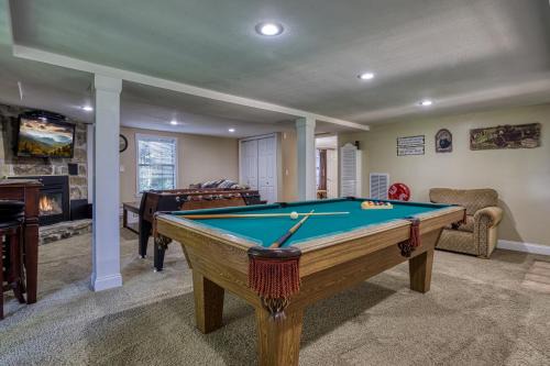 Chalet Village Casa | Bearadise - Sleeps 11 with a game room and resort amenities near Ober Gatlinburg