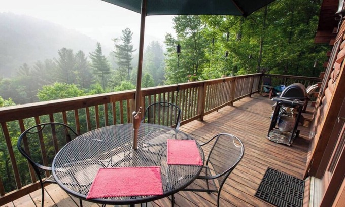 Boone Cabina | Bearfoot HideawayLog Cabin/HotTub/Mtn View/River