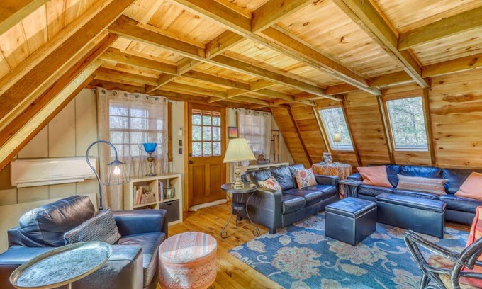 Blue Ridge Cabina | Bearly Behavin. A-Frame Blue Ridge cabin. Near Toccoa River and Suches.