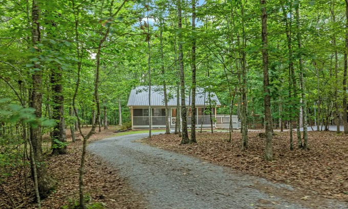 Mentone Cabina | Bearly Behaving with Hot Tub Sleeps 6