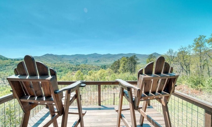 Hiawassee Cabina | Bear’s Chateau: Modern-Rustic Cabin w/ Mtn Views, Screened Porch + Fire Pit