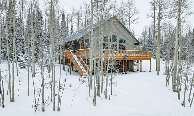 Steam Engine Meadows Cabina | Bears Den Cabin near Navajo & Giant Steps Ski Slopes, fireplace & Hot Tub