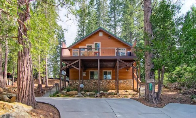 Yosemite West Casa | Bears Den & Little Bear es una casa dúplex que cuenta con 5 habitaciones y 3 baños