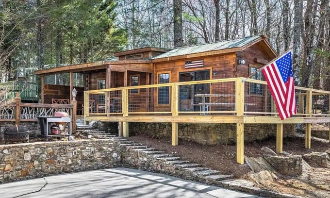 Lake Toxaway Cabina | Bears Folly Cabin is nestled in Lake Toxaway NC. Gated Community!!