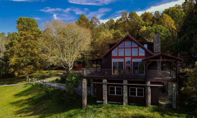 Fairview Casa | Bearwallow Lodge | Peaceful Retreat with Hot Tub and Outstanding Mountain Views
