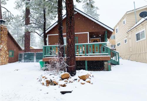 Big Bear Lake Casa | Beary Cozy Lodge - Close to the lake, village and more! Modern aesthetics meet mountain charm!