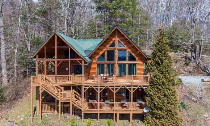 Foscoe Casa | Beary Relaxing Cabin - Big views, two kitchens, hot tub, game table