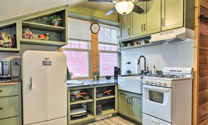 Holmesville Apartamento | Beatrice Studio with Fire Pit Near Golf!