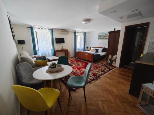 Old Town Casa | Beatrix Suites