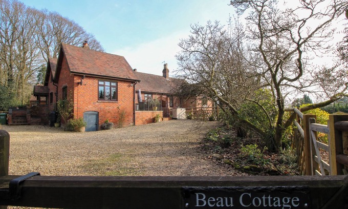 Bewdley Cabaña | BEAU COTTAGE, pet friendly, character holiday cottage in Bewdley