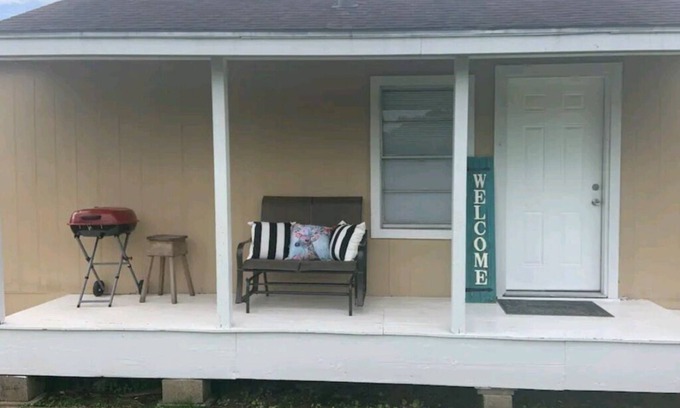 Beaumont Casa | Beaumont Bungalow 1/1 Furnished/Pet Friendly-Nederland, Port Neches, Port Arthur