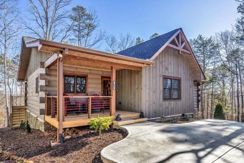 Ellijay Casa | Beaumont - Lux Mountain View Cabin with Hot Tub