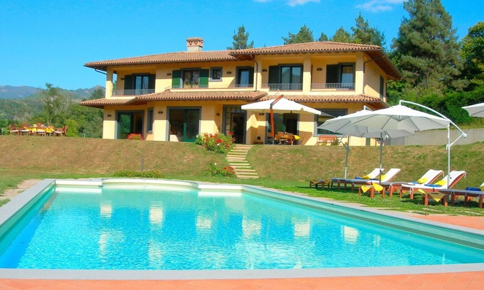 Castelnuovo di Garfagnana Villa | Casa de vacaciones privada con WIFI, piscina privada, jacuzzi, TV, patio, vista panorámica