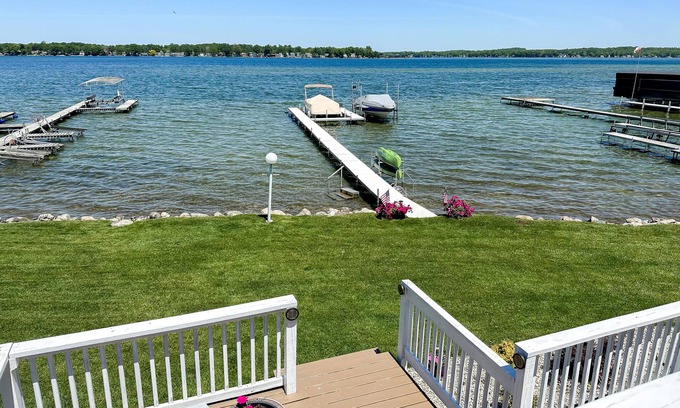 Manitou Beach Cabaña | BEAUTIFUL LAKEFRONT COTTAGE!! ☀️🧡 KAYAKS! CLEAR SANDY BOTTOM