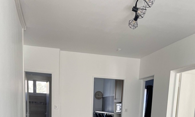 Besse-en-Chandesse Apartamento | BEAUTIFUL RENOVATED APARTMENT / Besse-et-Saint-Anastaise - 3 ROOMS - 5 PEOPLE