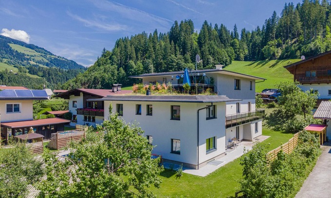 Hopfgarten im Brixental Apartamento | Beautiful group accommodation, 50m to the ski bus