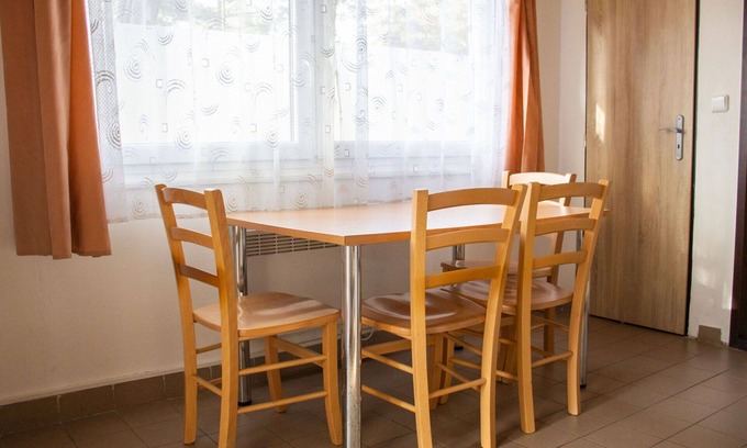 Hradec Kralove Casa | Bonito apartamento en villa para 12 personas con WIFI, TV, patio y mascotas permitida