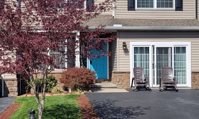 Leacock-Leola-Bareville Casa | Beautiful townhouse 10 minutes from Lancaster city and Dutch Wonderland