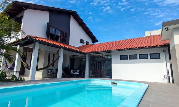 Florianopolis Casa | Hermosa casa de 4 habitaciones, barbacoa, piscina Playa Daniela - Florianópolis