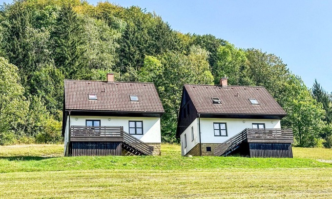 Starkov Casa | Casa de vacaciones privada con WIFI, piscina, TV, patio, mascotas permitida, vista panorámica