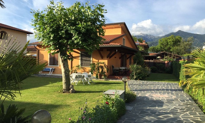 Cinquale Apartamento | Villa independiente, 300 metros cuadrados de jardín, WiFi gratis, dos dormitorios y dos baños.