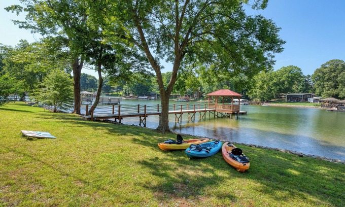 Terrell Casa | Beautiful & Updated Lakefront Getaway on a Peaceful Deep-Water Cove!